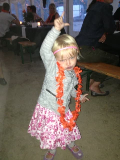 Penelope danser med en blomsterkæde over hovedet