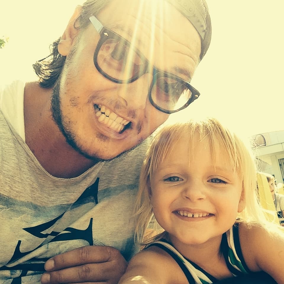 Selfie af Penelope og hendes far, begge griner