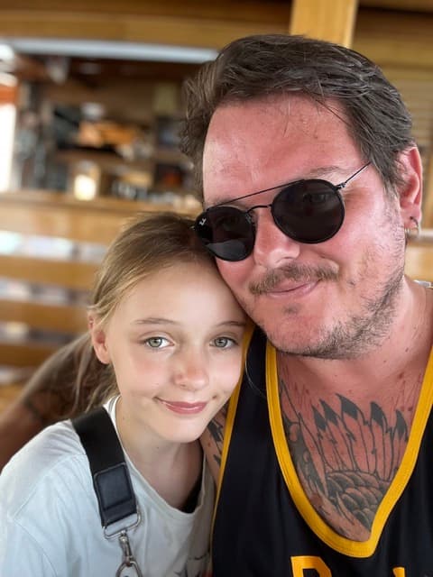 Penelope og hendes far tager en selfie med solbriller på